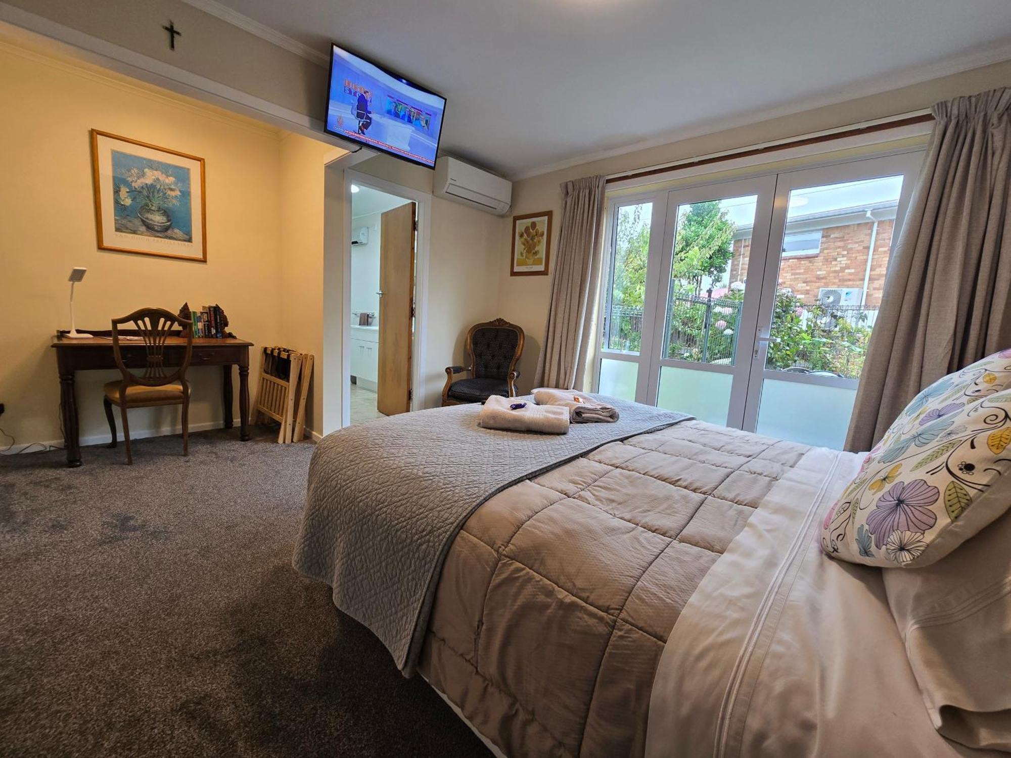 Queen Room garden view